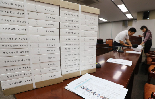 국회 국정감사를 하루 앞둔 11일 정부세종청사 국토교통부 국정감사장에 국회 국토교통위원회 소속 위원들이 요구한 자료집이 놓여 있다.   연합뉴스